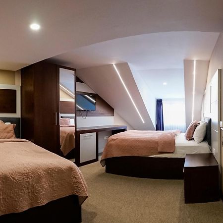 Hotel Prizreni ภายนอก รูปภาพ