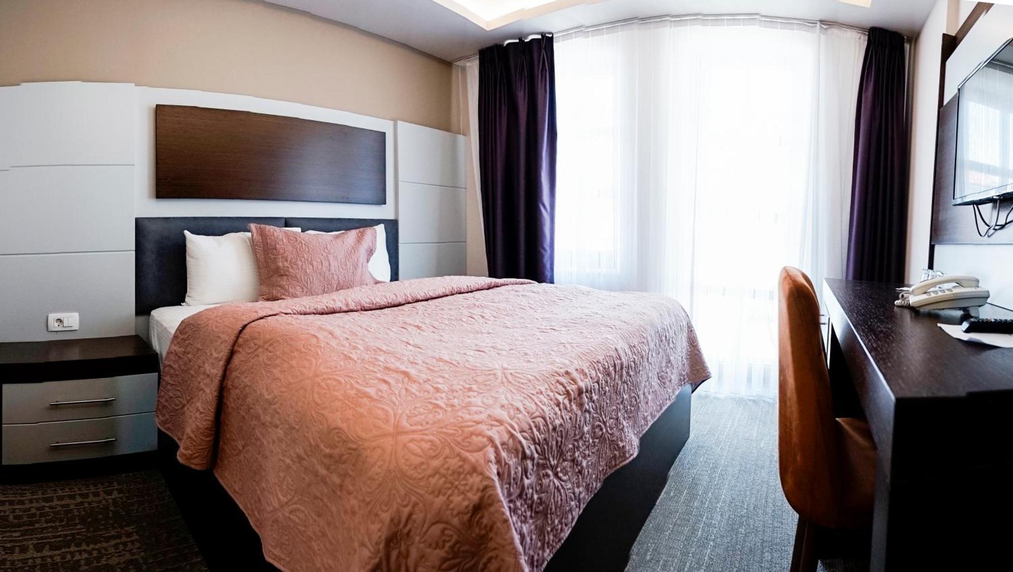 Hotel Prizreni ภายนอก รูปภาพ