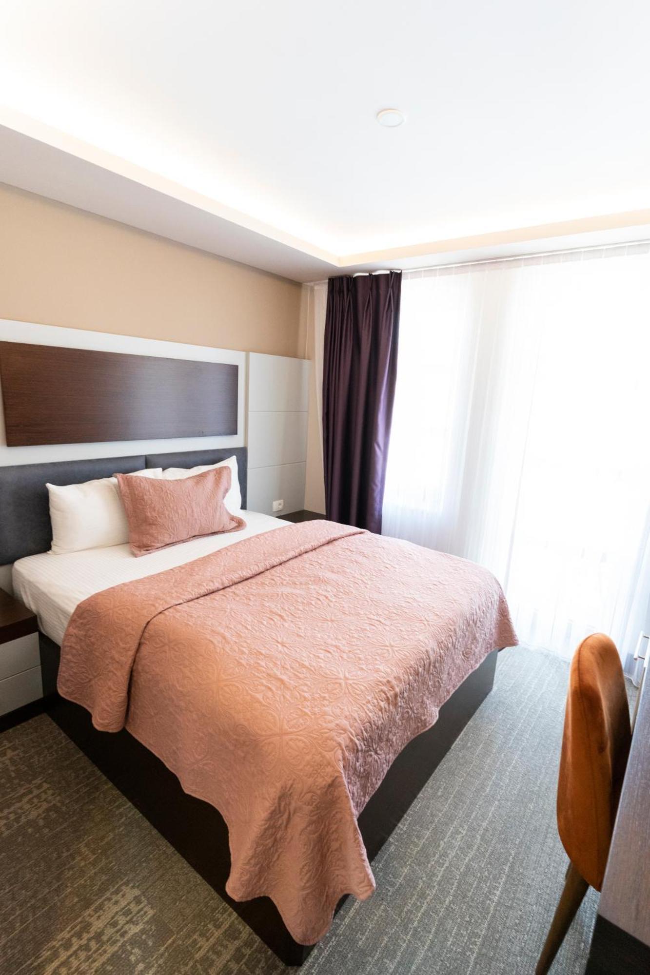 Hotel Prizreni ภายนอก รูปภาพ