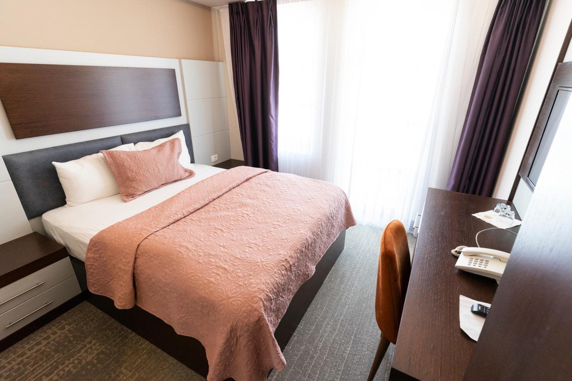 Hotel Prizreni ภายนอก รูปภาพ