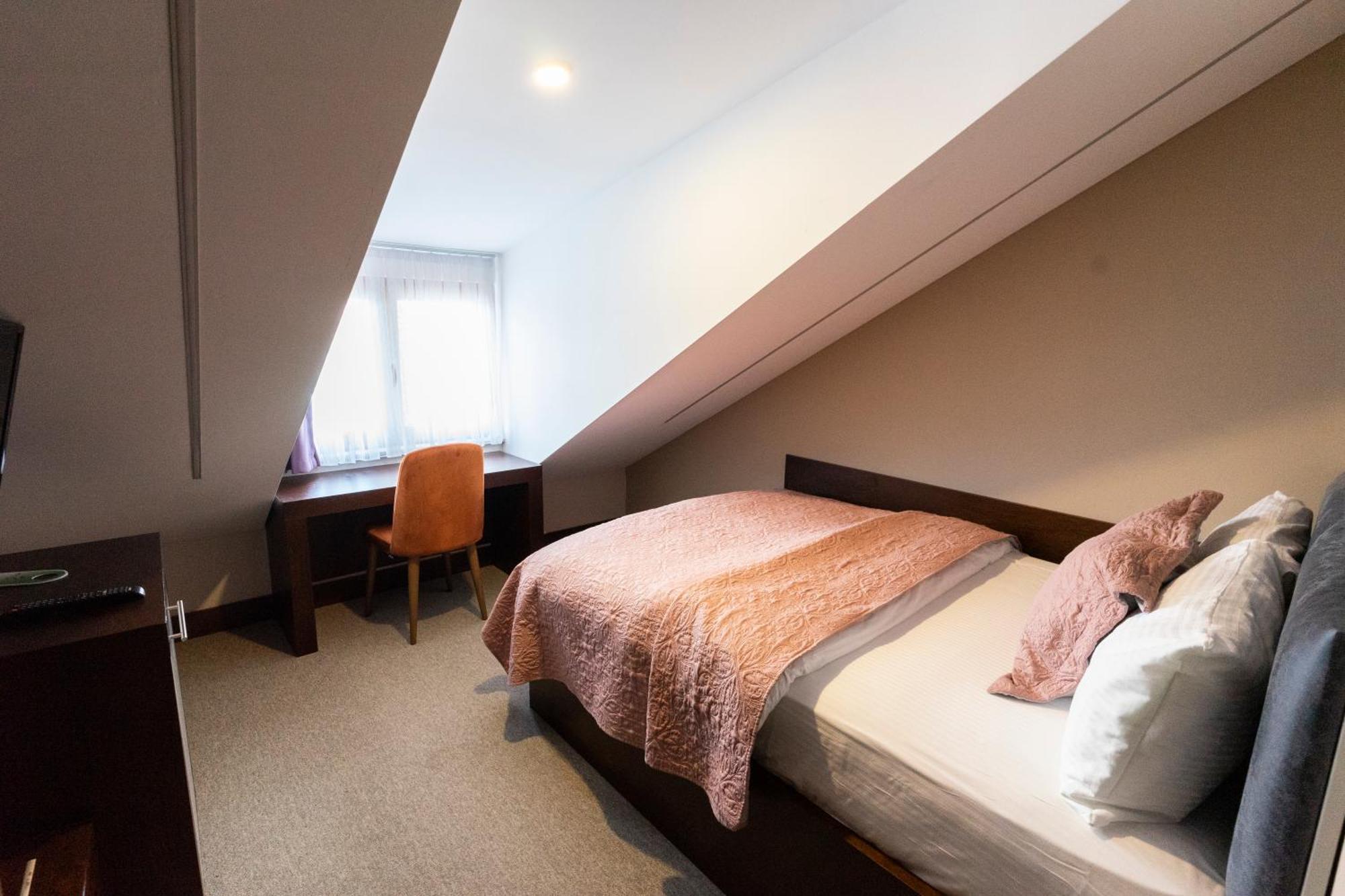 Hotel Prizreni ภายนอก รูปภาพ