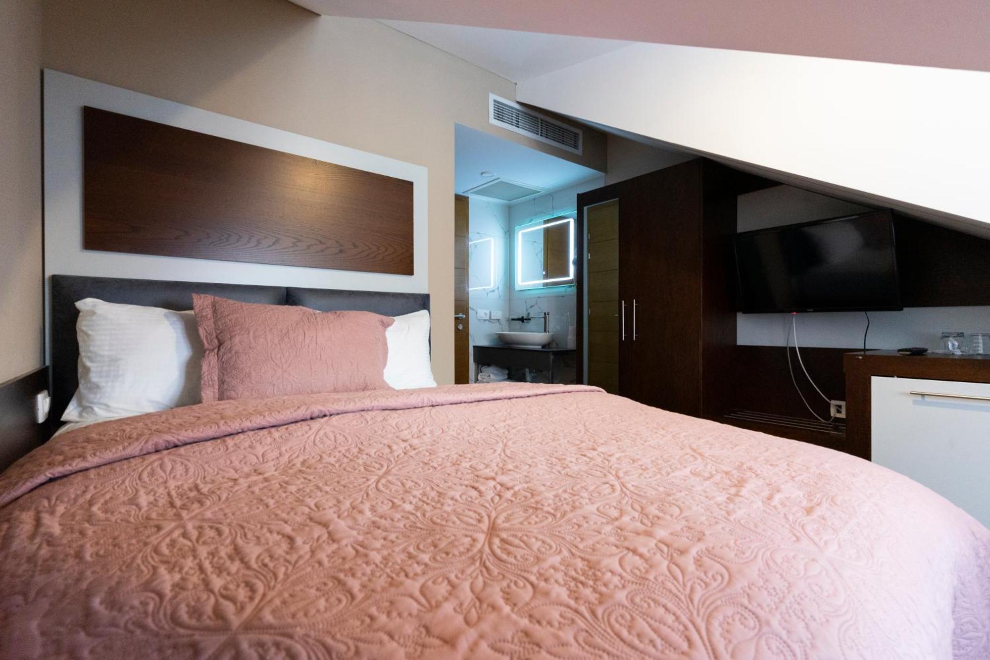 Hotel Prizreni ภายนอก รูปภาพ