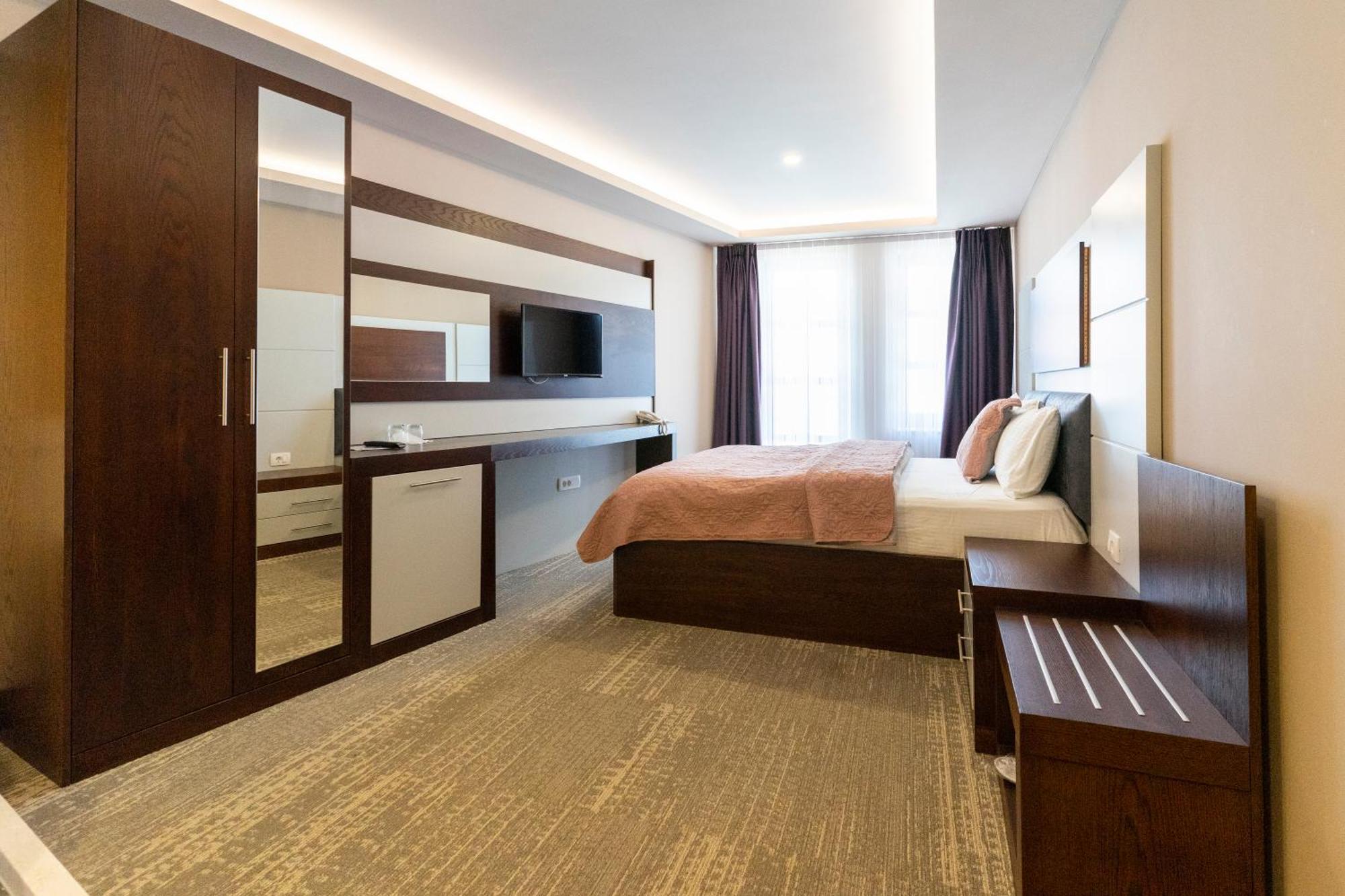 Hotel Prizreni ภายนอก รูปภาพ