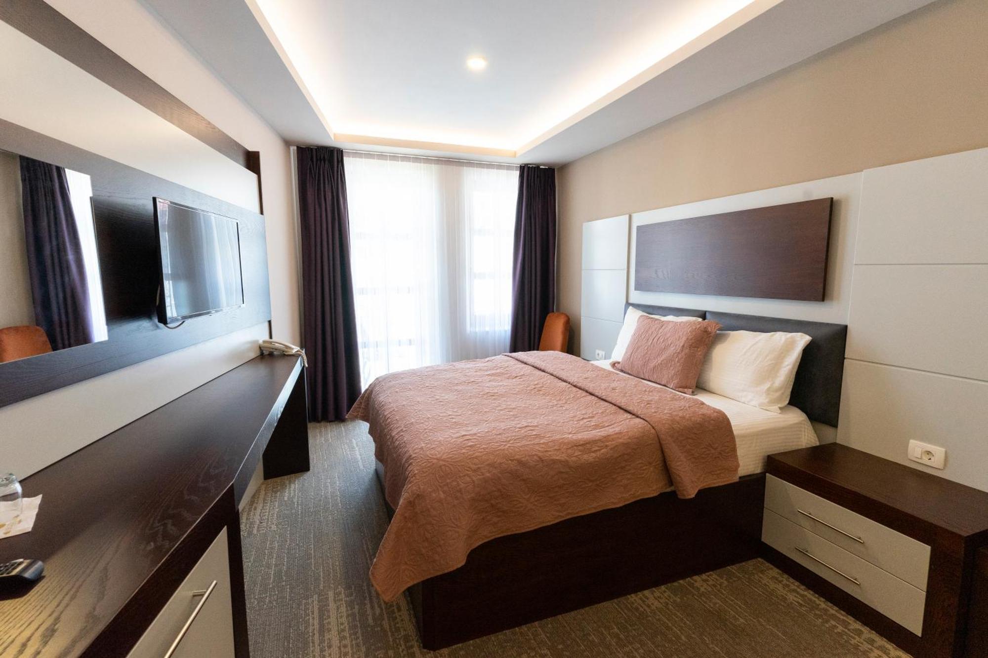 Hotel Prizreni ภายนอก รูปภาพ
