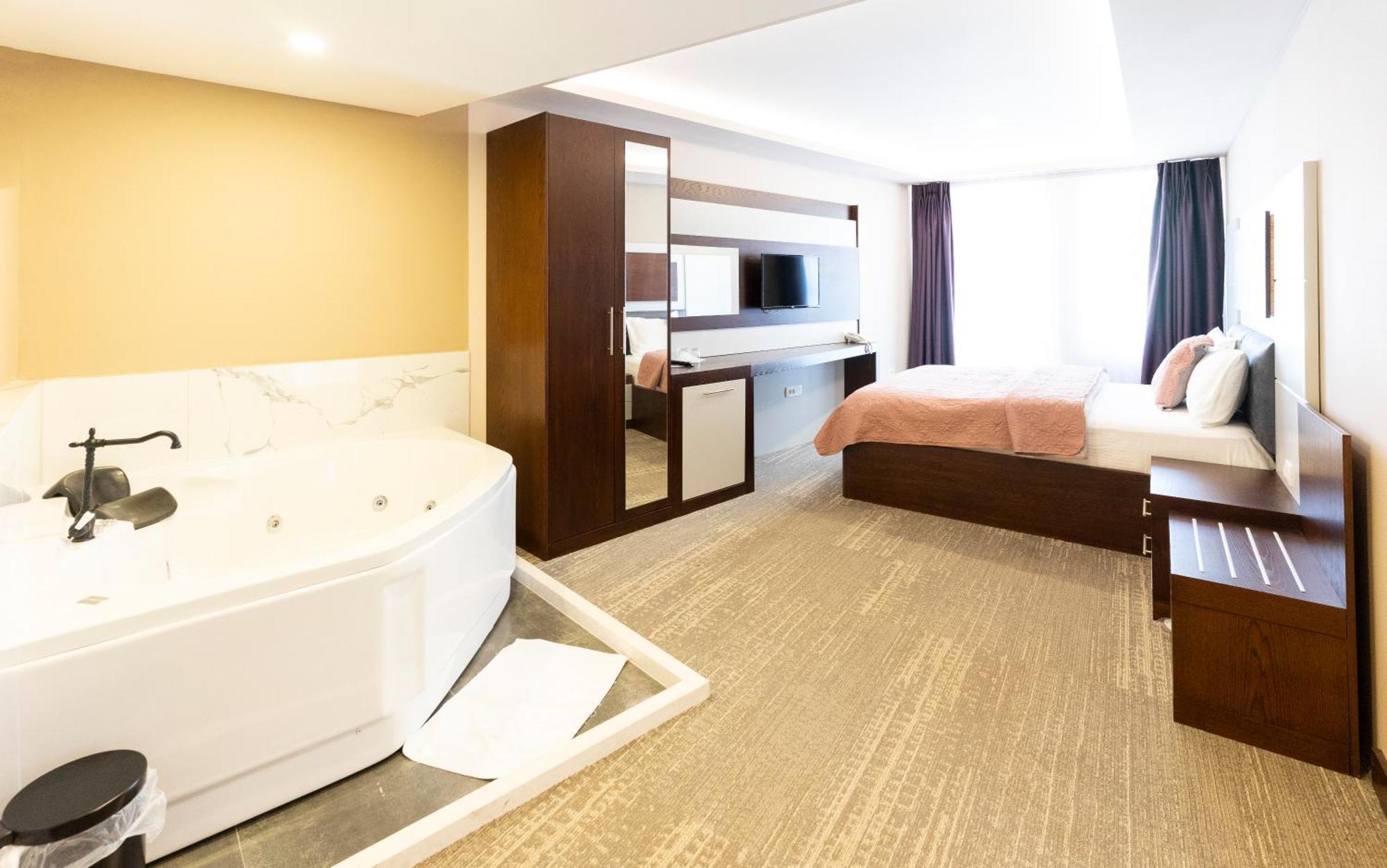 Hotel Prizreni ภายนอก รูปภาพ