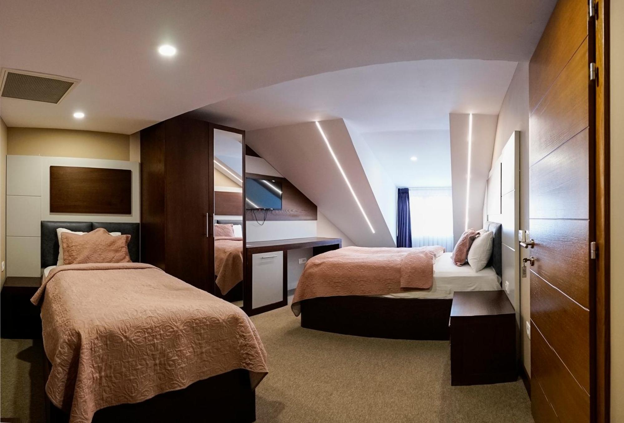 Hotel Prizreni ภายนอก รูปภาพ
