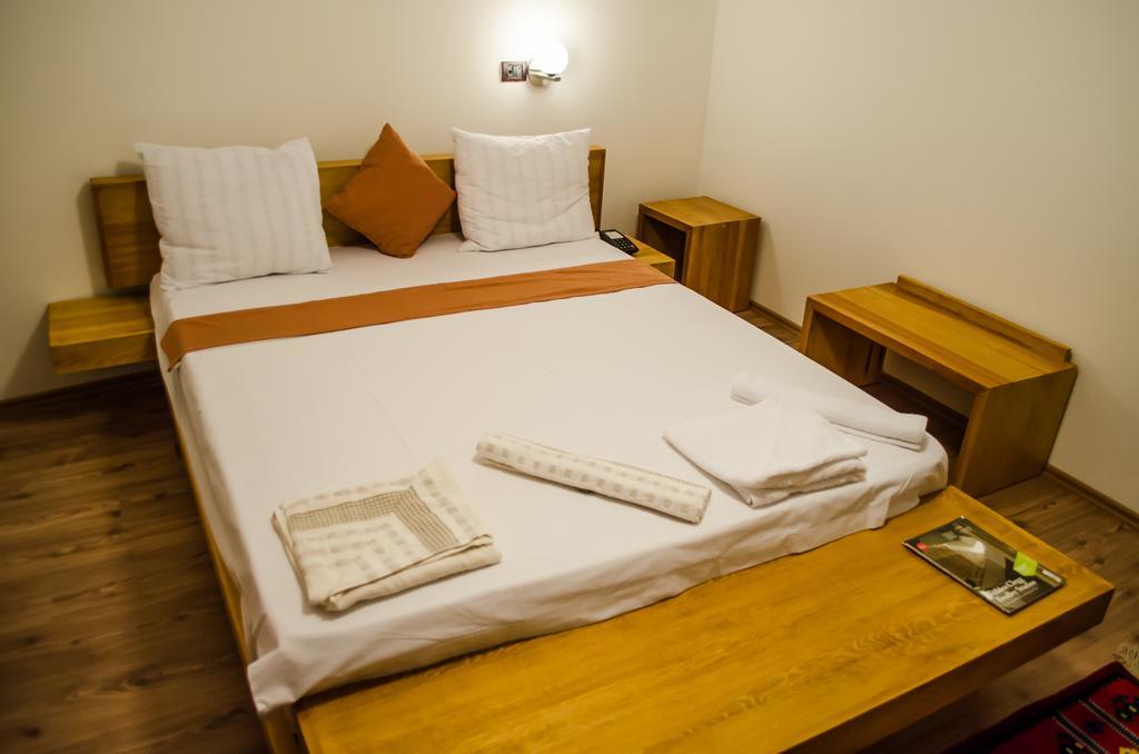 Hotel Prizreni ภายนอก รูปภาพ