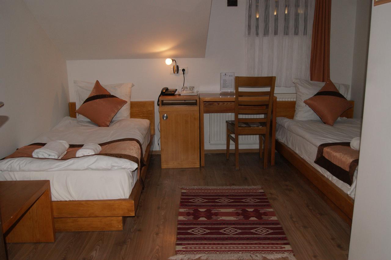 Hotel Prizreni ภายนอก รูปภาพ