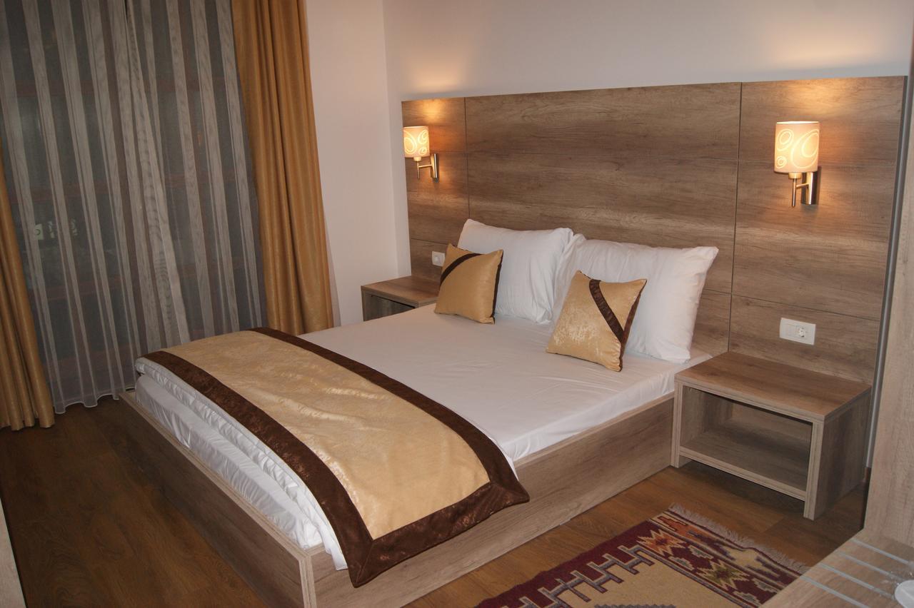 Hotel Prizreni ภายนอก รูปภาพ