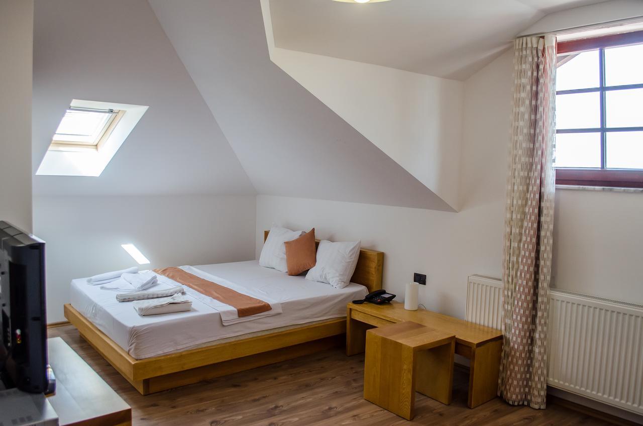 Hotel Prizreni ภายนอก รูปภาพ