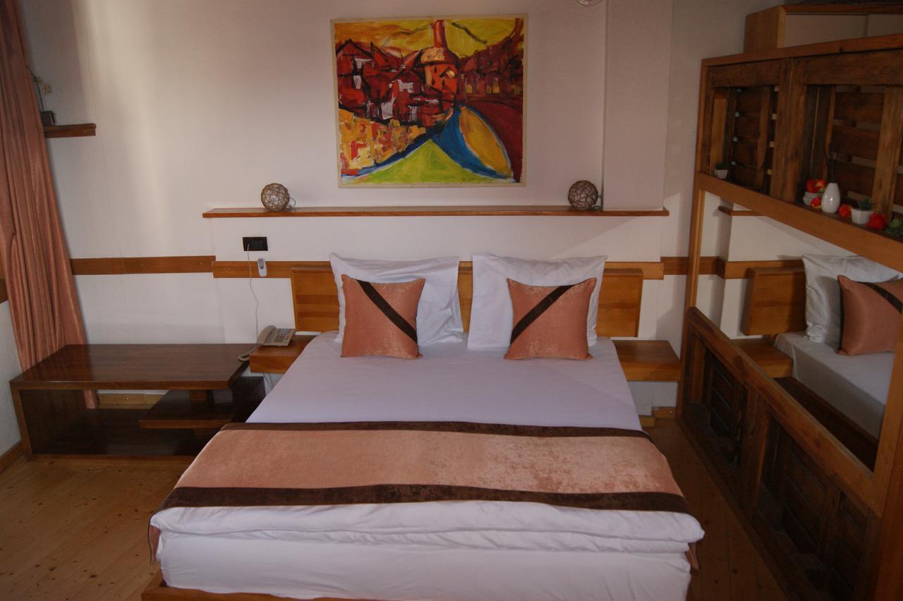 Hotel Prizreni ภายนอก รูปภาพ