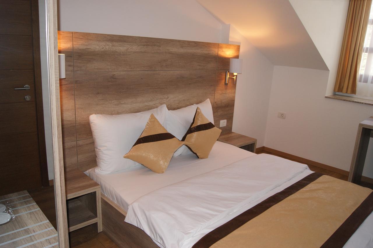 Hotel Prizreni ภายนอก รูปภาพ