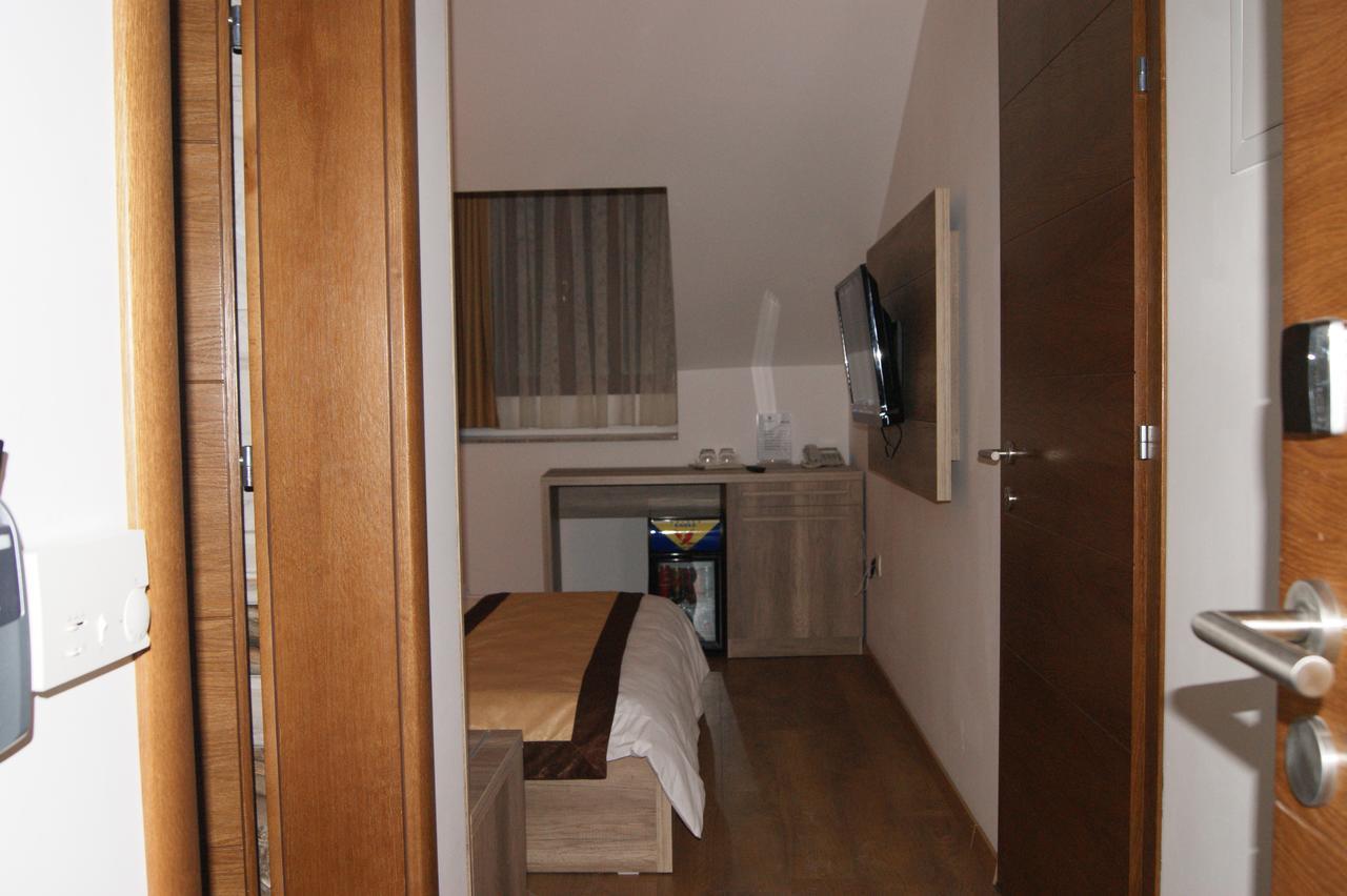 Hotel Prizreni ภายนอก รูปภาพ
