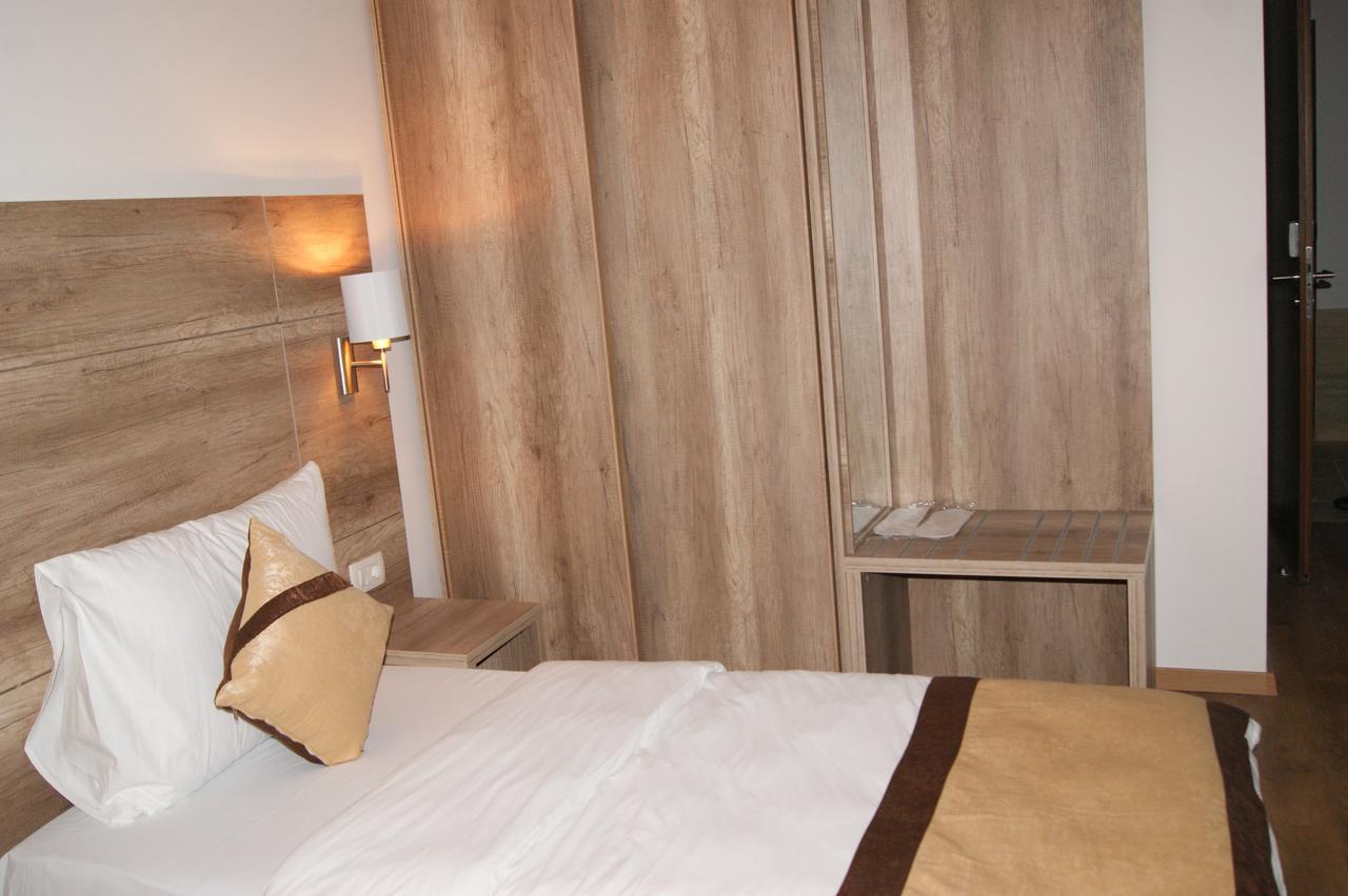 Hotel Prizreni ภายนอก รูปภาพ