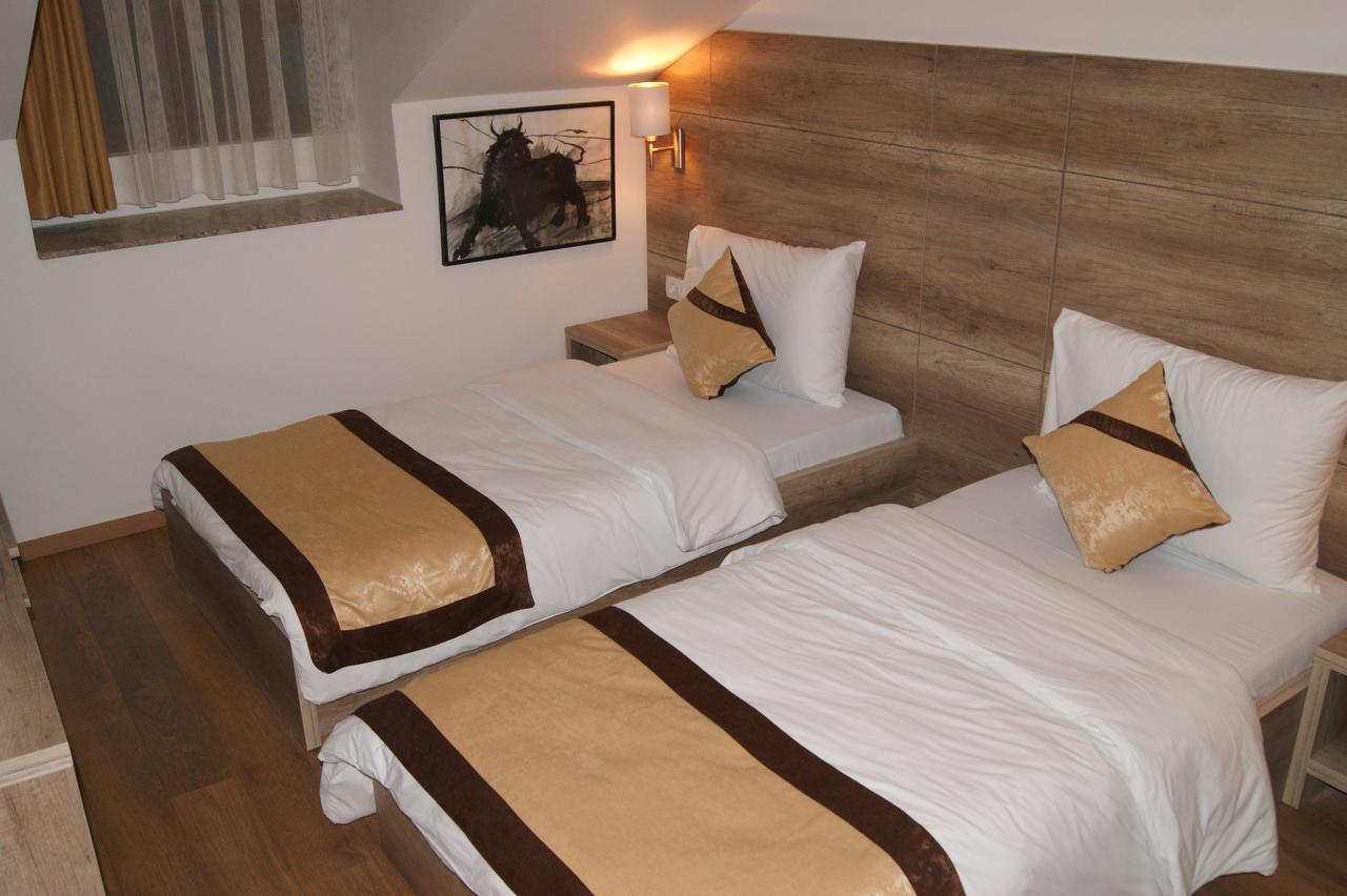 Hotel Prizreni ภายนอก รูปภาพ