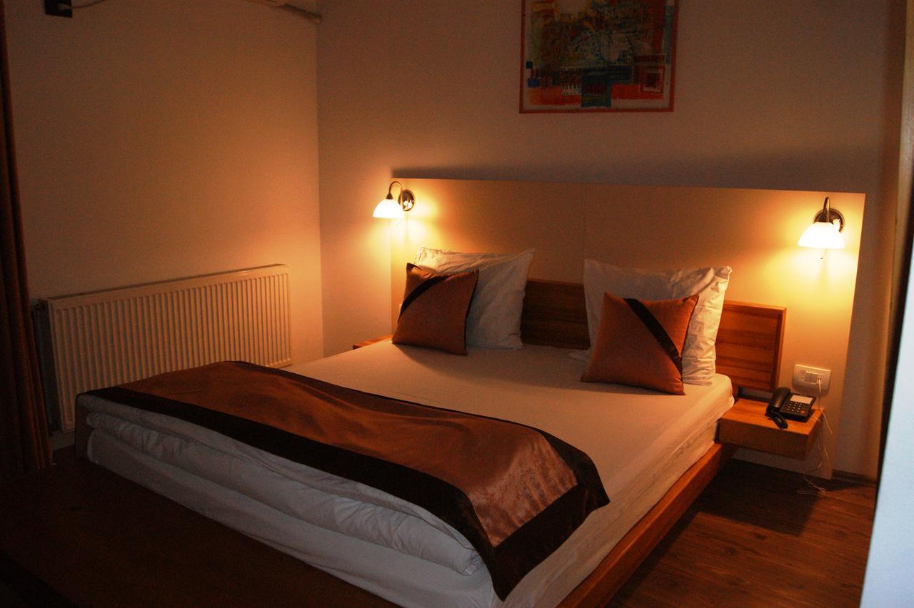 Hotel Prizreni ภายนอก รูปภาพ